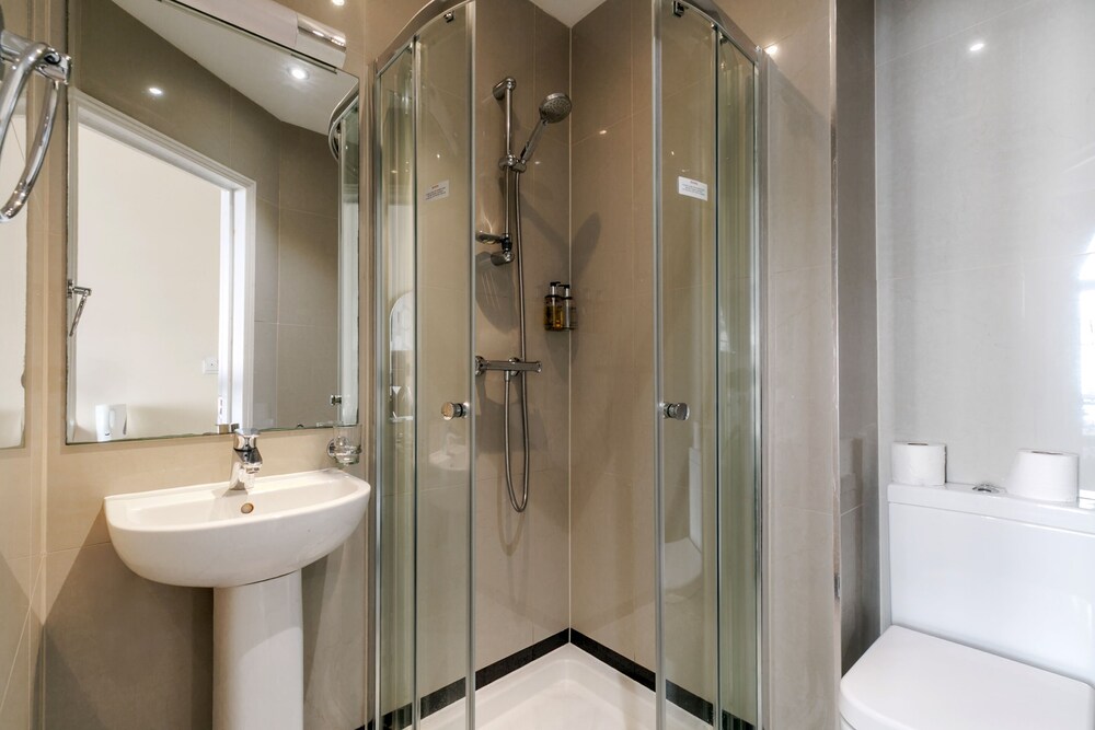 Habitación con 2 camas individuales, baño privado del hotel Mina House. Foto 3