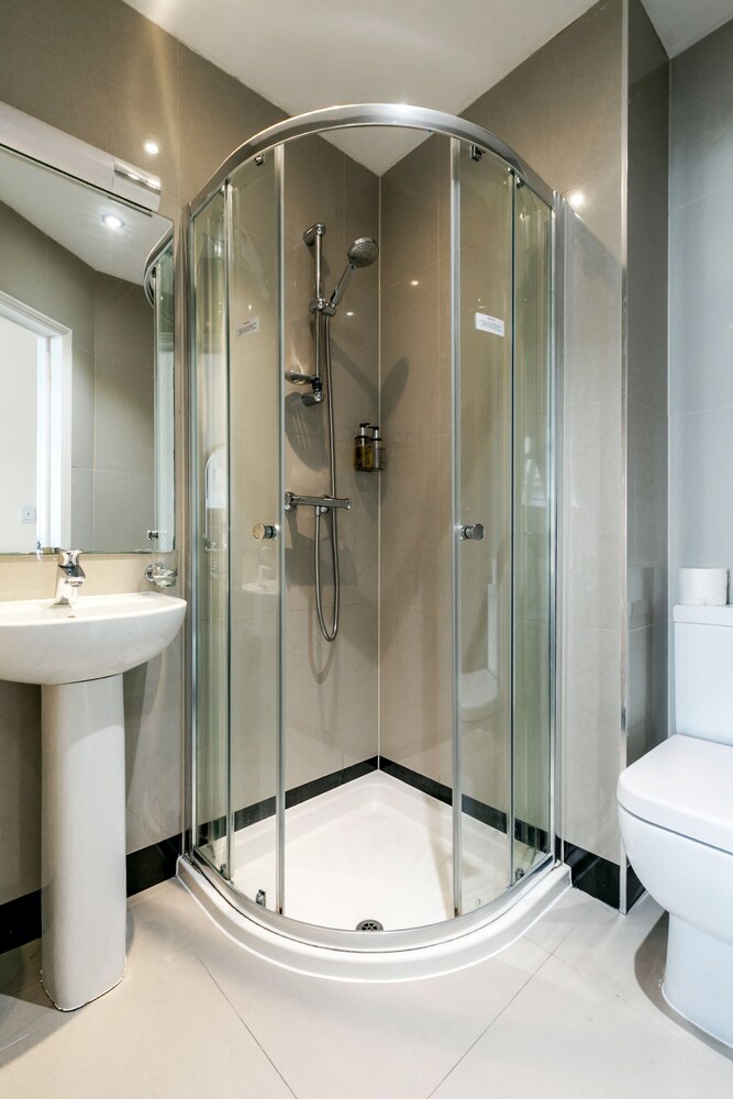 Habitación con 2 camas individuales, baño privado del hotel Mina House. Foto 13