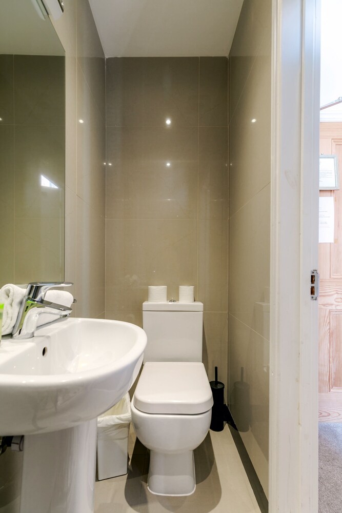 Habitación individual, baño privado del hotel Mina House. Foto 3