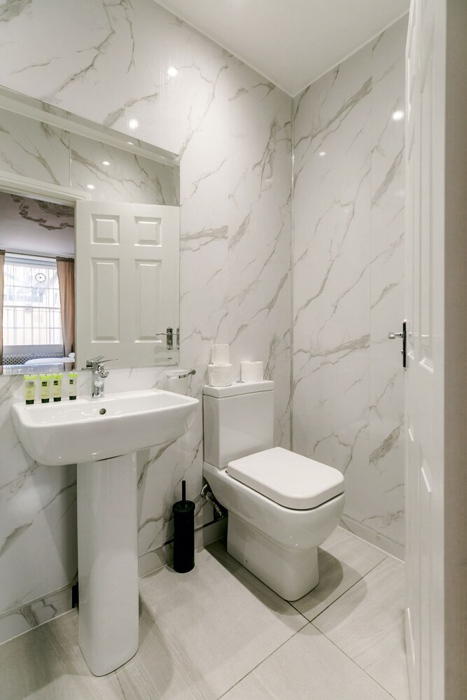 Habitación triple estándar, baño privado del hotel Mina House. Foto 3
