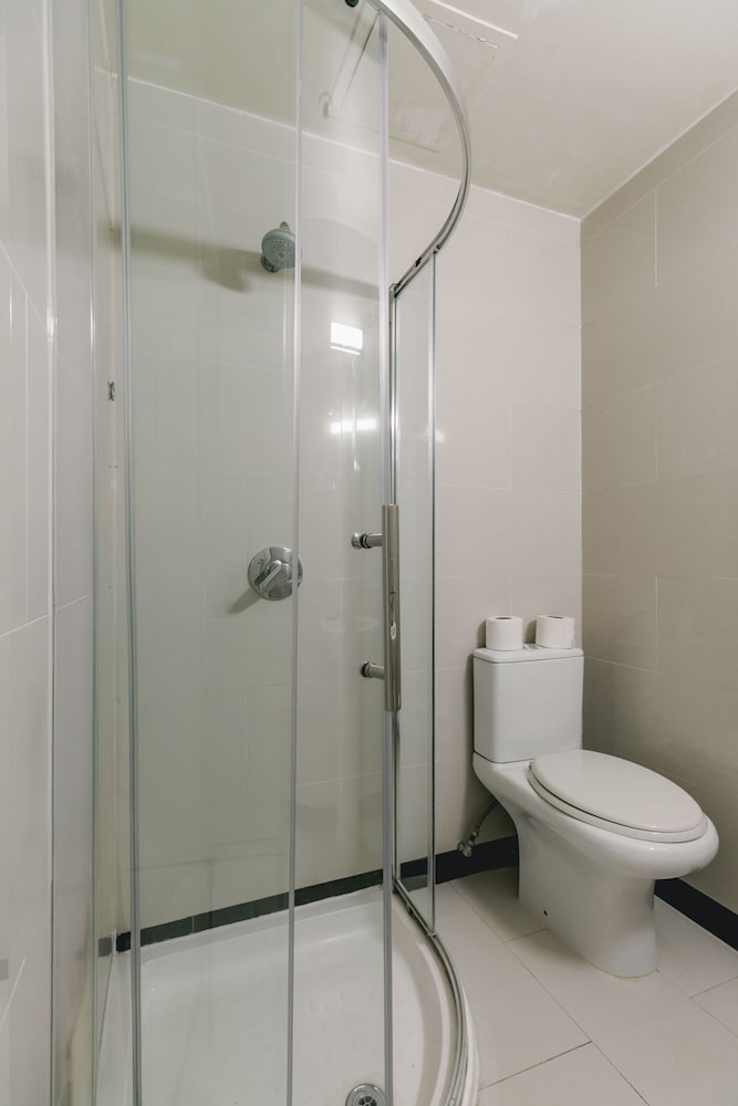 Habitación triple, baño privado del hotel Mina House. Foto 10