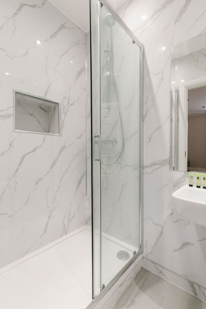 Habitación triple estándar, baño privado del hotel Mina House. Foto 18