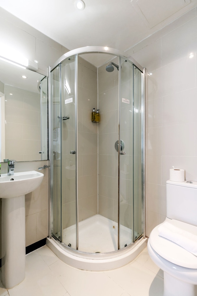 Habitación triple estándar, baño privado del hotel Mina House. Foto 19