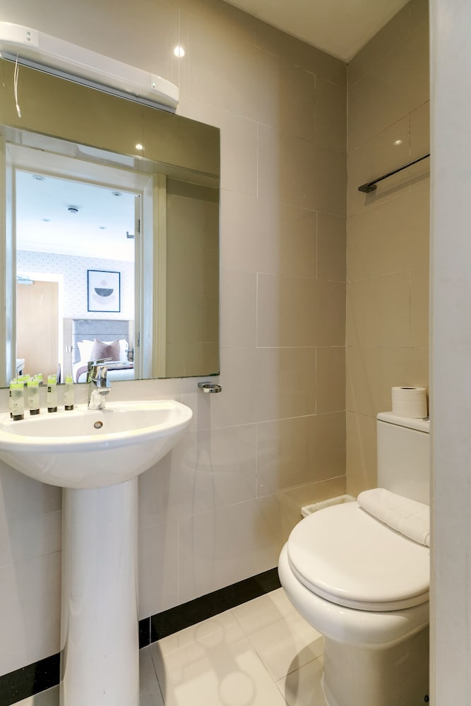Habitación cuádruple básica, baño privado del hotel Mina House. Foto 3