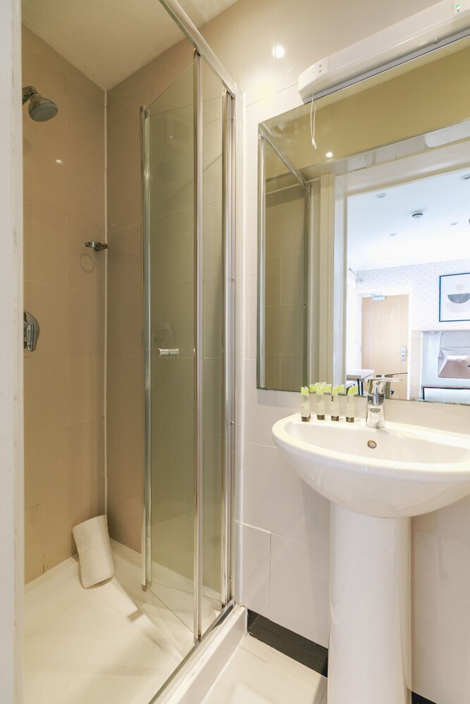 Habitación cuádruple básica, baño privado del hotel Mina House. Foto 5