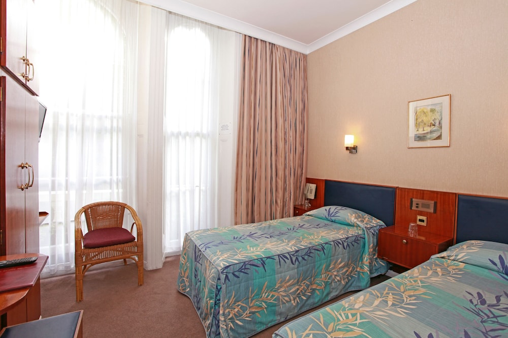 Habitación con 2 camas individuales del hotel Mitre House. Foto 1