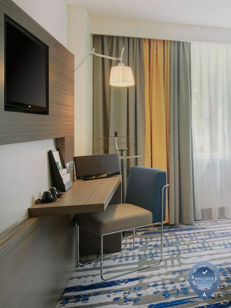Habitación ejecutiva con 1 cama king size del hotel Novotel Bali Ngurah Rai Airport. Foto 1