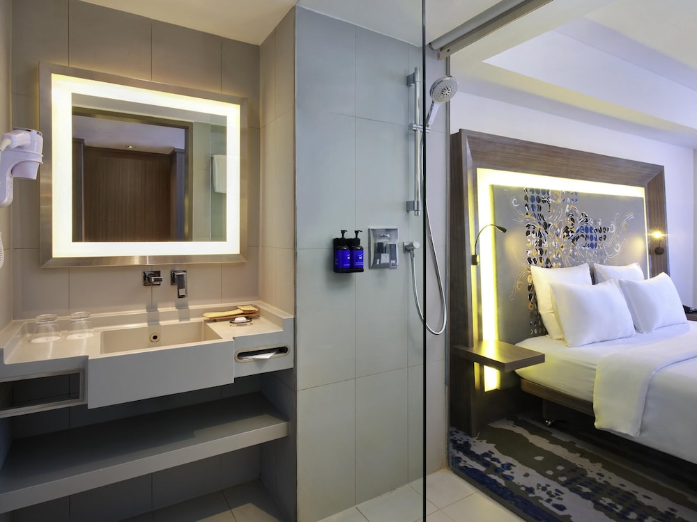 Habitación ejecutiva con 1 cama king size del hotel Novotel Bali Ngurah Rai Airport. Foto 5