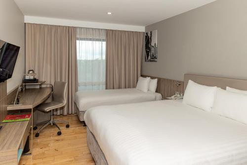 Habitación Estándar con cama doble e individual del hotel Holiday Inn London West. Foto 1