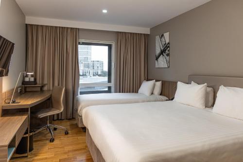 Habitación Estándar con cama doble e individual del hotel Holiday Inn London West. Foto 2
