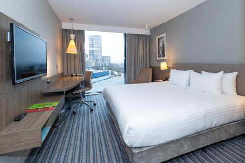 Habitación Premium con cama extragrande del hotel Holiday Inn London West. Foto 1