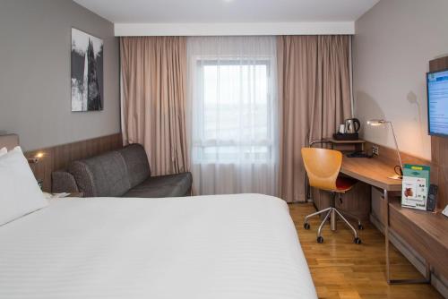 Habitación Doble con sofá cama del hotel Holiday Inn London West. Foto 1