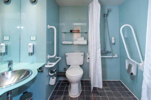 Habitación Estándar con dos camas individuales, adaptada para movilidad reducida del hotel Holiday Inn London West. Foto 2