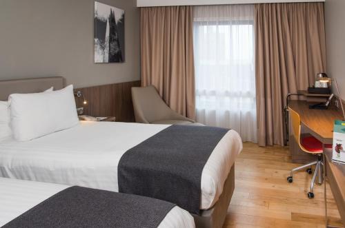 Habitación Doble Estándar - 2 camas del hotel Holiday Inn London West. Foto 1