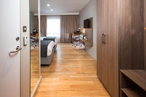 Habitación Doble Estándar - 2 camas del hotel Holiday Inn London West. Foto 3