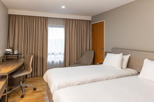 Habitación Doble Estándar - 2 camas del hotel Holiday Inn London West. Foto 5