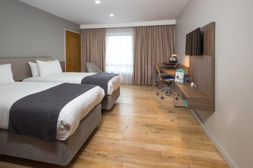 Habitación Doble Estándar - 2 camas del hotel Holiday Inn London West. Foto 6