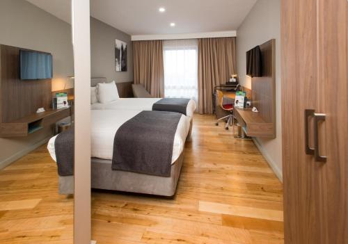 Habitación Doble Estándar - 2 camas del hotel Holiday Inn London West. Foto 7