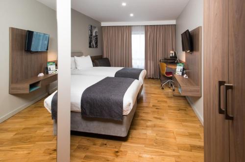 Habitación Doble Estándar - 2 camas del hotel Holiday Inn London West. Foto 8