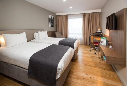 Habitación Doble Estándar - 2 camas del hotel Holiday Inn London West. Foto 9