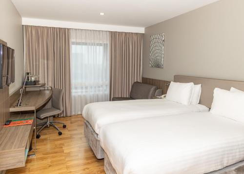 Habitación Doble Estándar - 2 camas del hotel Holiday Inn London West. Foto 10