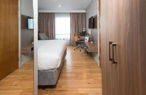 Habitación Doble Estándar del hotel Holiday Inn London West. Foto 2
