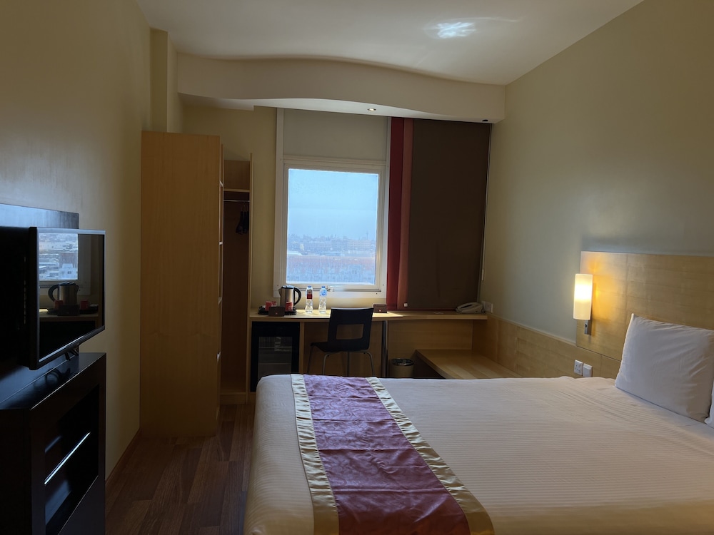 Habitación Estándar con una Cama King Size del hotel IBIS YANBU SAUDI ARABIA. Foto 1
