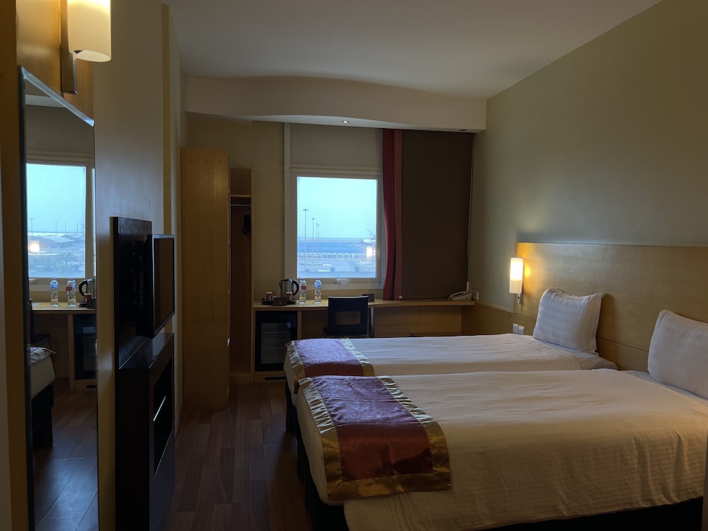 Habitación estándar con dos camas individuales del hotel IBIS YANBU SAUDI ARABIA. Foto 3