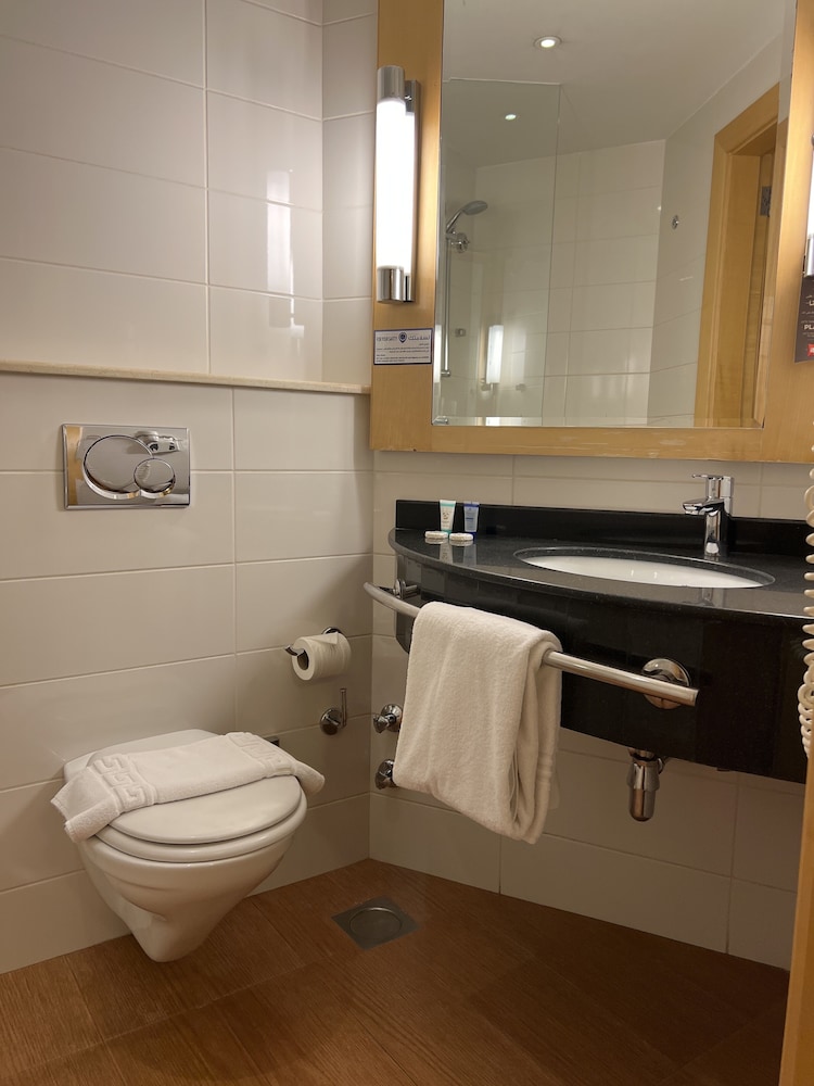 Habitación estándar con dos camas individuales del hotel IBIS YANBU SAUDI ARABIA. Foto 4