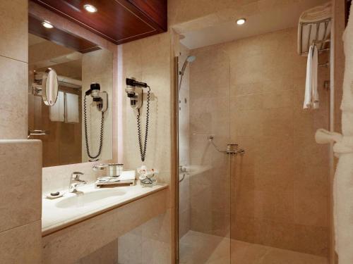SUITE DELUXE, 1 Cama Doble, 2 Camas Individuales, Vistas a la ciudad del hotel Pullman Zamzam Madina. Foto 2