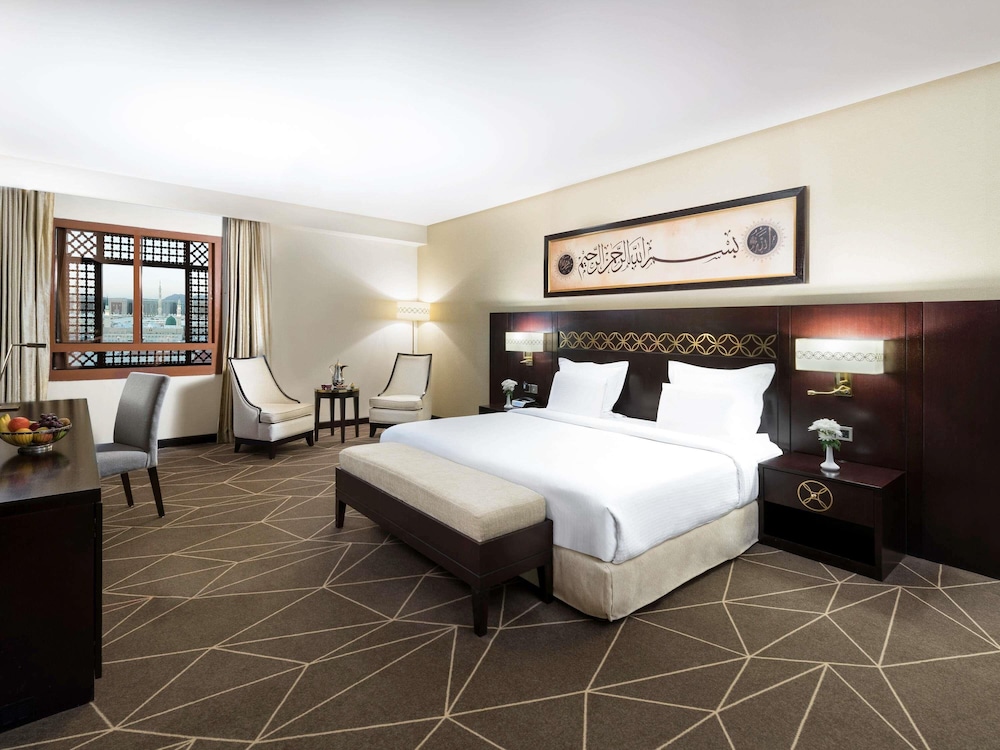 SUITE EJECUTIVA, 1 Cama Doble, 2 Camas Individuales, Vistas al Haram del hotel Pullman Zamzam Madina. Foto 1