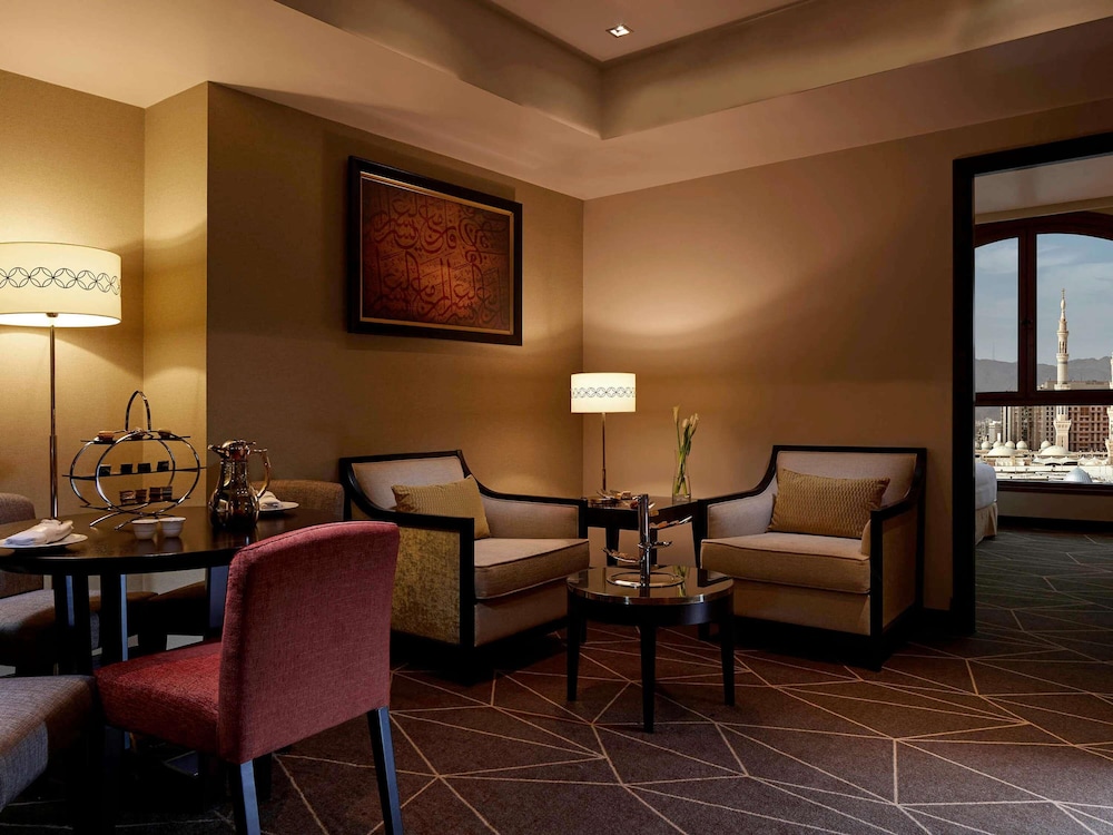 SUITE EJECUTIVA, 1 Cama Doble, 2 Camas Individuales, Vistas al Haram del hotel Pullman Zamzam Madina. Foto 2