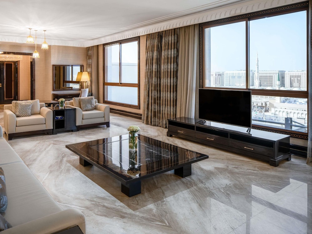 SUITE REAL, 1 Dormitorio principal con cama king, 1 Cama doble, 2 Camas individuales - Vistas panorámicas al Haram del hotel Pullman Zamzam Madina. Foto 3