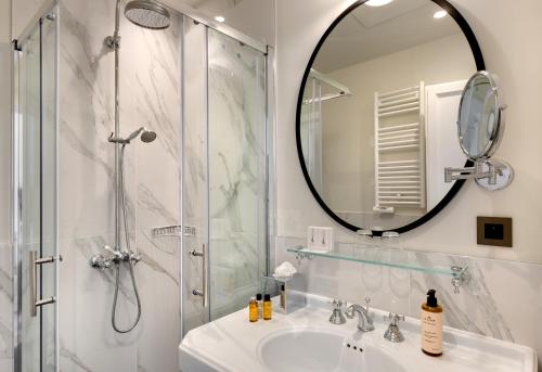 Habitación Doble Estándar del hotel Les Rives De Notre Dame. Foto 9