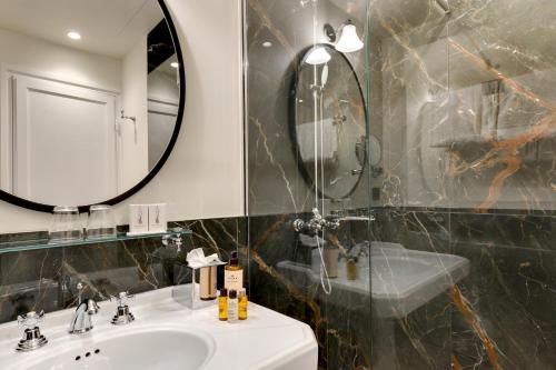 Habitación Doble Superior del hotel Les Rives De Notre Dame. Foto 32