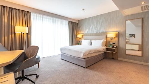 Habitación Premium con cama extragrande - adaptada para personas de movilidad reducida del hotel Holiday Inn Manchester - City Centre, An Ihg. Foto 1