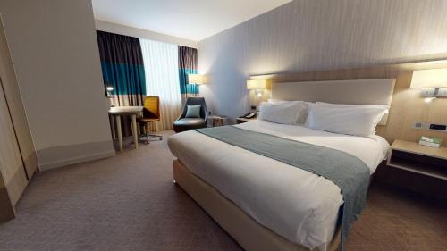 Habitación Premium con cama extragrande del hotel Holiday Inn Manchester - City Centre, An Ihg
