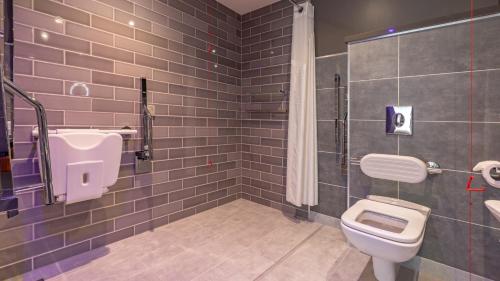 Habitación Doble Estándar con cama grande - adaptada para personas de movilidad reducida del hotel Holiday Inn Manchester - City Centre, An Ihg. Foto 1