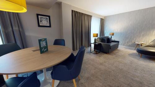 Suite de 1 dormitorio con sofá cama - Cama extragrande del hotel Holiday Inn Manchester - City Centre, An Ihg