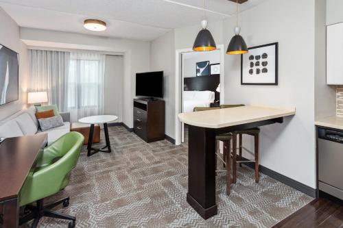 Suite de 1 dormitorio - 1 cama extragrande del hotel Staybridge Suites Albany Wolf Rd Colonie Center