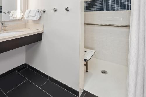 Suite Estudio con cama extragrande - Adaptada para personas con discapacidad auditiva - No fumadores del hotel Staybridge Suites Albany Wolf Rd Colonie Center. Foto 1