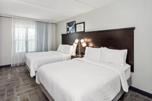 Suite de 1 dormitorio - 2 camas grandes del hotel Staybridge Suites Albany Wolf Rd Colonie Center. Foto 1