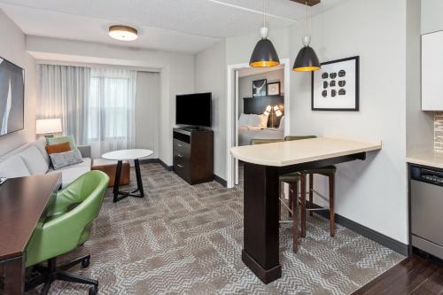Suite de 1 dormitorio - 2 camas grandes del hotel Staybridge Suites Albany Wolf Rd Colonie Center. Foto 4