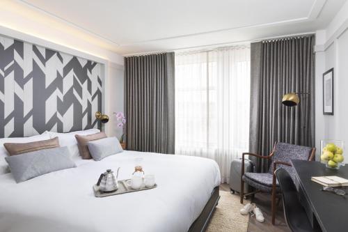 Habitación con cama grande del hotel The Tillary