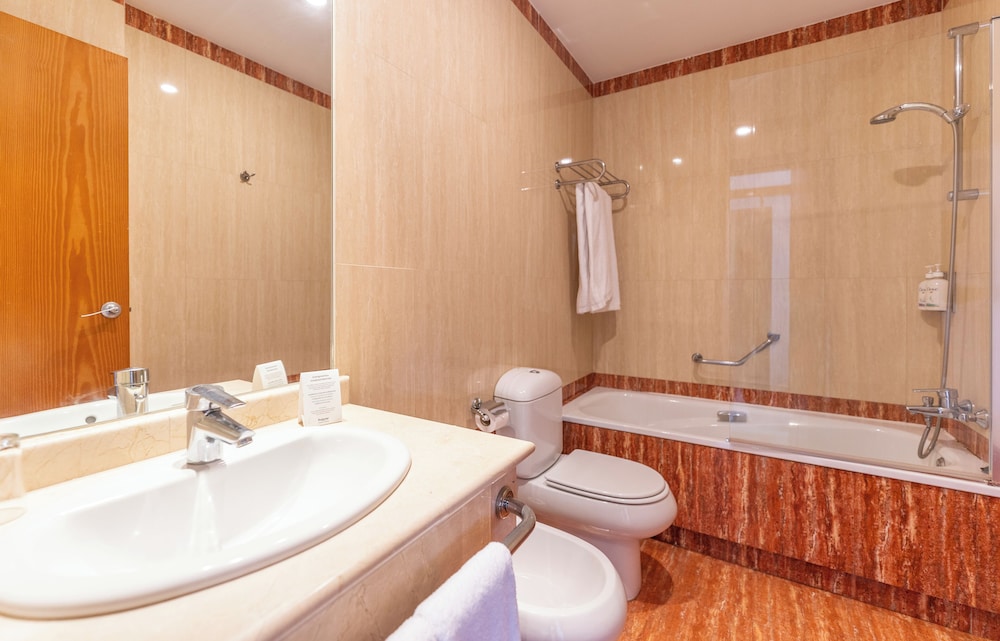 Habitación estándar del hotel Bakour OH Nice Costa del Sol. Foto 4