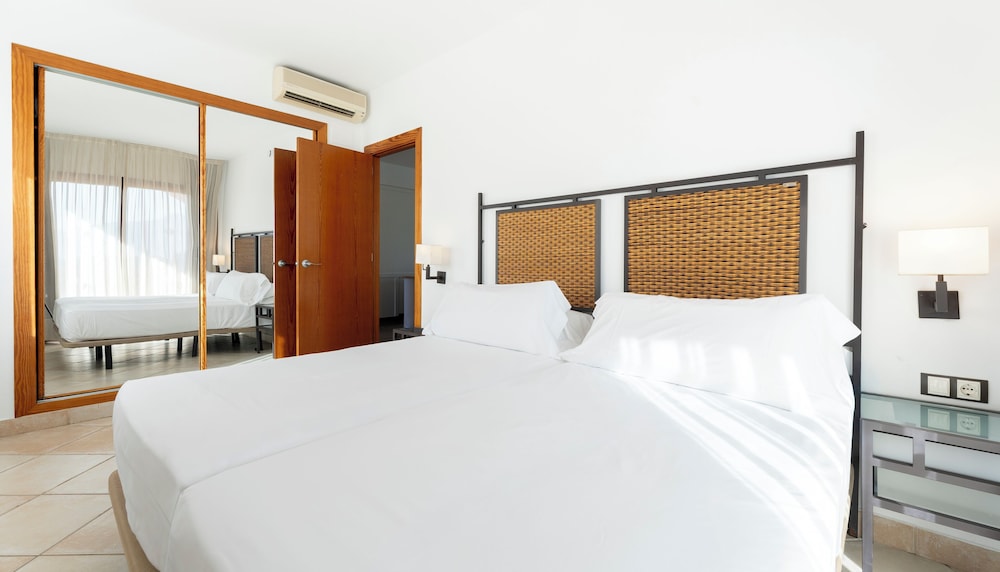 Habitación Confort del hotel Bakour OH Nice Costa del Sol. Foto 1