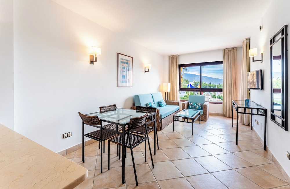 Habitación Confort del hotel Bakour OH Nice Costa del Sol. Foto 4