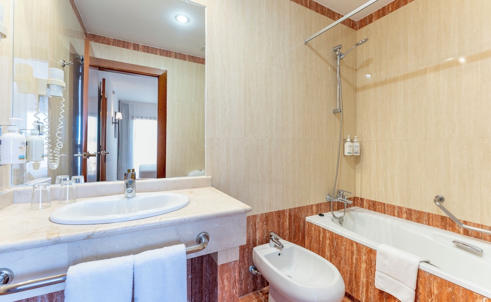 Habitación Confort, 2 habitaciones del hotel Bakour OH Nice Costa del Sol. Foto 6