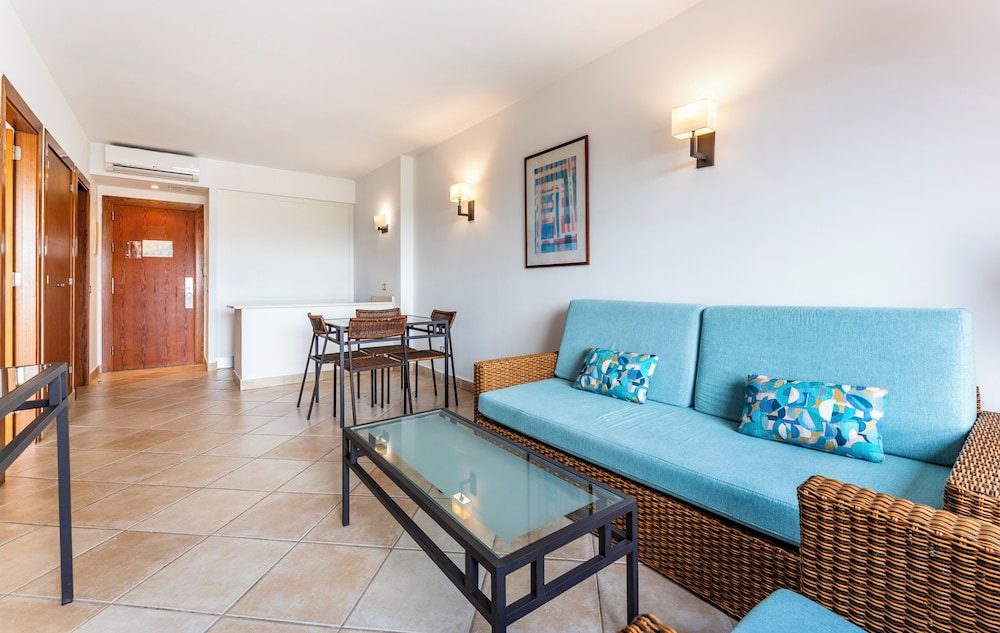 Habitación triple Confort del hotel Bakour OH Nice Costa del Sol. Foto 3