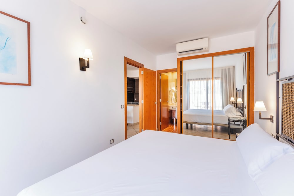 Habitación Quíntuple Confort, 2 dormitorios del hotel Bakour OH Nice Costa del Sol. Foto 1